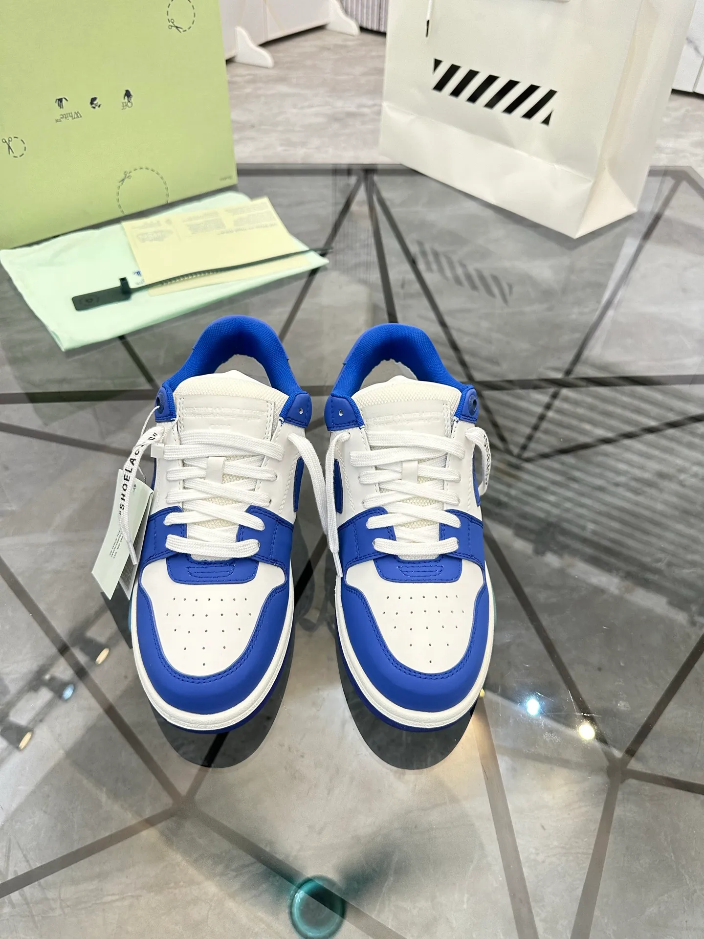Selling men's shoes 💰: 💰P560¥ High-end top quality (leather buckle plus 10) Product trademark: OFF WHITE * "OFF WHITE*" low-top casual shoes Regular size: 35-45 (can be customized to 46) Couple style Product material: imported first-layer cowhide leather upper, breathable lining, original outsole. No.: H203